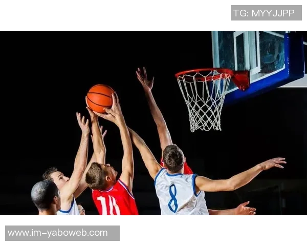 阿德尔曼强调球队中锋短缺需全力以赴不抱怨的决心与态度